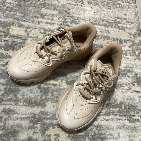 adidas || Beige Originals Ozweego - Picture 2 of 6